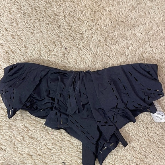 NWT! L Space Flutter Bye Hunter Rose Bandeau Bikini Top black and Despi bottoms - Picture 4 of 10